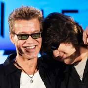 Eddie och Wolfgang Van Halen och gitarren av modellen Frankenstrat.