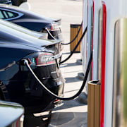 Teslabilar parkerade vid en laddstation i norska Sarpsborg.