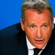 Chris Kermode träffar pressen.
