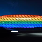 Allianz arena i München i regnbågsljus.