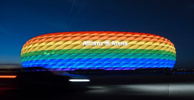 Allianz arena i München i regnbågsljus. Tobias Hase / TT NYHETSBYRÅN