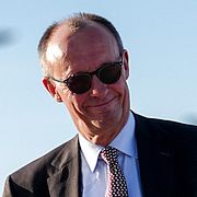 Tysklands förbundskansler Friedrich Merz på väg mot ett Airbus A350 vid militärdelen av Berlin-Brandenburgs flygplats inför avresan till Washington DC.