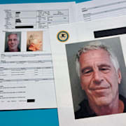 Dokument med Jeffrey Epstein som fotograferats i början av januari. 