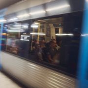 Tunnelbanetåg.