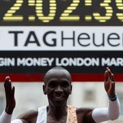 Eliud Kipchoge efter ett lopp i London i april.