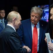 Putin och Trump under mötet i Alaska. 