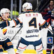 Linus Hultström (vänster) jublar med Marcus Högström.