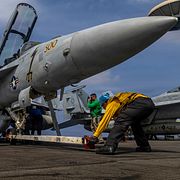 Ett amerikanskt Boeing EA-18G Growler ombord på hangarfartyget USS Abraham Lincoln. 