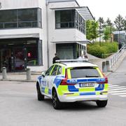 Polis på plats utanför skolan i samband med skjutningen i september. 