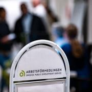 Arbetssökande vid receptionen på Arbetsförmedlingen. 