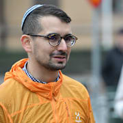 Showan Shattak vid en stödmanifestation utanför Synagogan i Malmö i november 2023.