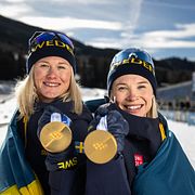 Maja Dahlqvist och Jonna Sundling med sina guldmedaljer. 