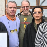 Laleh och Anti Cimex med sina diplom.