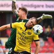 Jacob Bergström (höger) i kamp med Östers målvakt Robin Wallinder. 