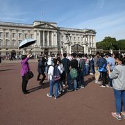 Turister utanför Buckingham Palace på lördagen.