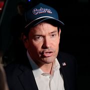 USA:s utrikesminister Marco Rubio talar med journalister inför avresan till Uzbekistan på lördagen.