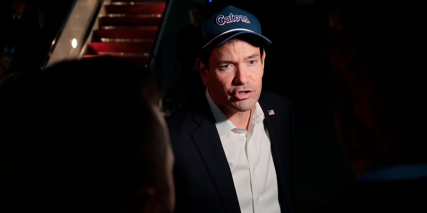 USA:s utrikesminister Marco Rubio talar med journalister inför avresan till Uzbekistan på lördagen.
