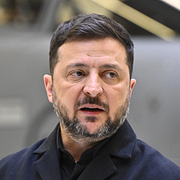 En bild som uppges visa attackerna som har delats av Volodymyr Zelenskyj i sociala medier. Till höger en arkivbild på presidenten.