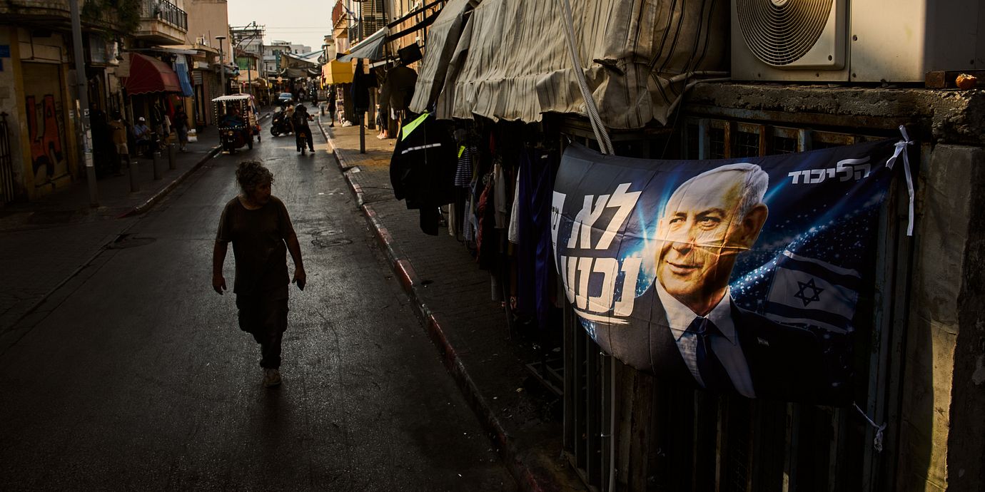 Arkivbild: Poster på Benjamin Netanyahu i Tel Aviv.
