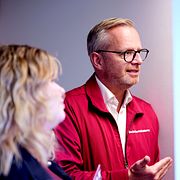 Mikael Damberg (S) knackar dörr i Göteborg. Här tillsammans med Philippa Hansson från GSHF (Göteborgs socialdemokratiska högskoleförening).