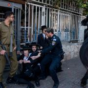 Ultraortodoxa judar demonstrerar utanför ett IDF-kontor i Jerusalem i protest mot den nya lagen. Oktober 2024.