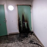 Lägenhetsdörren efter branden