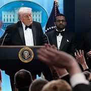 Donald Trump framför presskåren.