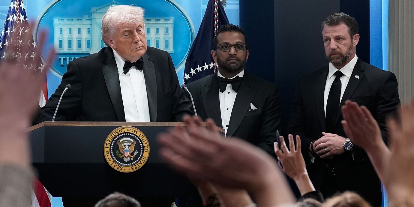 Donald Trump framför presskåren.