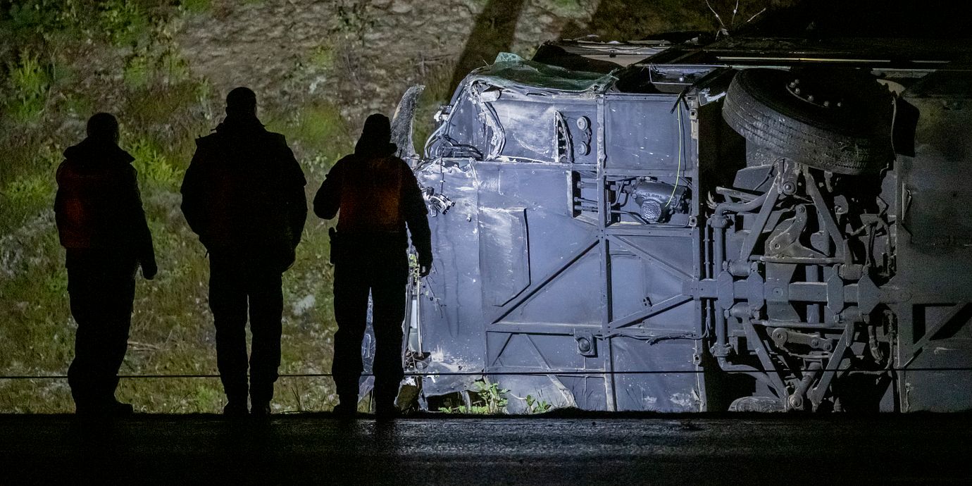 Polis och kriminaltekniker på plats vid olyckan.