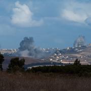 Rök syns vid gränsen mellan Israel och Libanon. 