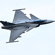 JAS Gripen (Saab 39 Gripen) under en flyguppvisning över Borgholm på Öland år 2023.