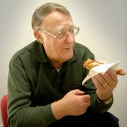 Ingvar Kamprad äter en Ikeakorv 2006.