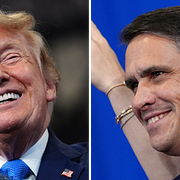Till vänster: USA:s president Donald Trump under ett tal i Garden City den 14 augusti. Till höger: Den nytillträdde justitieministern Todd Blanche i publiken under talet.