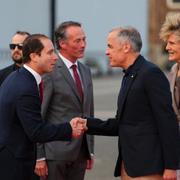 Kanadas premiärminister Mark Carney hälsas av Nicholas Brousseau, Kanadas ambassadör i Belgien, när han anländer till Bryssel.