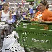 Arkivbild: Kvinna handlar på Wal-Mart i Bentonville, Arkansas den 14 october 2015.