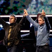 Liam Gallagher och Noel Gallagher under Oasis återföreningsturné.