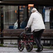 Äldre kvinna med rullator.