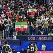 Den gamla iranska flaggan på läktaren under Irans match.