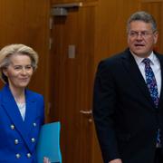 EU-kommissionens ordförande Ursula von der Leyen, till vänster, och handelskommissionären Maros Sefcovic, till höger, har ont om tid att nå en handelsuppgörelse med USA. 