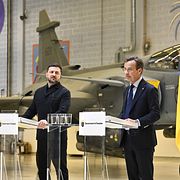 Ukrainas president Volodymyr Zelenskyj (tv) och Sveriges statsminister Ulf Kristersson håller en pressträff om flygsamarbete på Upplands flygflottilj F16 i Uppsala.