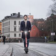 Vois vd Fredrik Hjelm på en Voi.