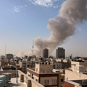 Rökmoln stiger över Teheran efter de israeliska attackerna.