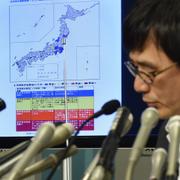 Experten Koji Nakamura vid en presentation vid Japans meteorologiska institut efter lördagens jordskalv.