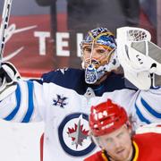 Winnipegs målvakt Connor Hellebuyc firar segern. 