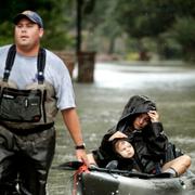 Människor evakueras i Houston.