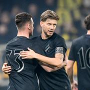 AIK:s Anton Salétros (mitten) jublar efter att ha gjort 1-0 i fredagens cupmatch mellan AIK och Degerfors IF på Strawberry Arena i Stockholm.