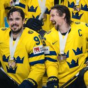 Marcus Johansson och Erik Karlsson firar medaljen. 