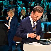 Socialdemokraternas partiledare Magdalena Andersson (S) och Moderaternas partiledare Ulf Kristersson (M) i studion under TV4:s stora partiledardebatt.