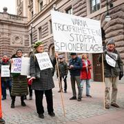 Demonstranter utanför riksdagen protesterar mot en grundlagsändring om utlandsspioneri (”spionlagen”).