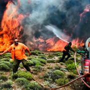 Brandmän bekämpar lågorna vid byn Kineta nära Aten i dag-